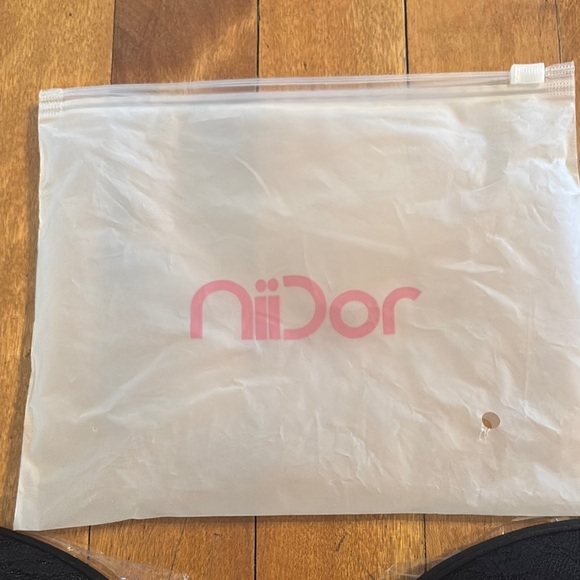 Black Strapless Adhesive Bra - Picture 5 of 7